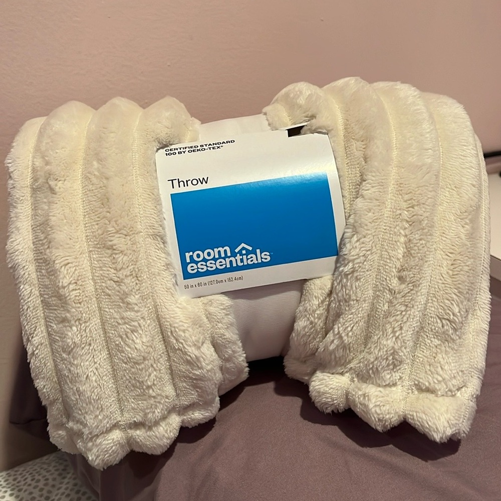 Certified Standard 100 By Oeko-Tex Throw Blanket! Super soft and comfy!
